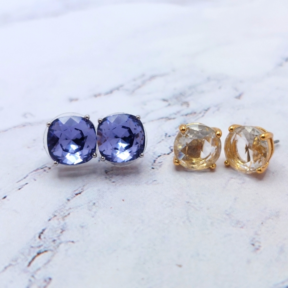 2 pairs of 3/8 inch earrings in silvertone and goldtone Violet and clear stones